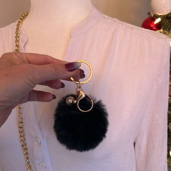 Gorgeous Fur NWT Forest Green Faux Fur Crossbody with gold chain pom-pom & pearl - Picture 3 of 8
